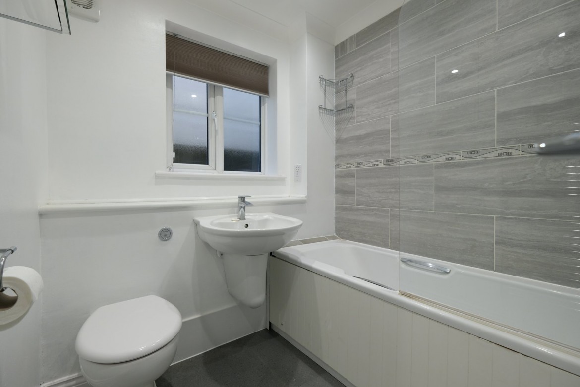 Images for Cedar Avenue West, Chelmsford, Essex EAID:3363689002 BID:1388407